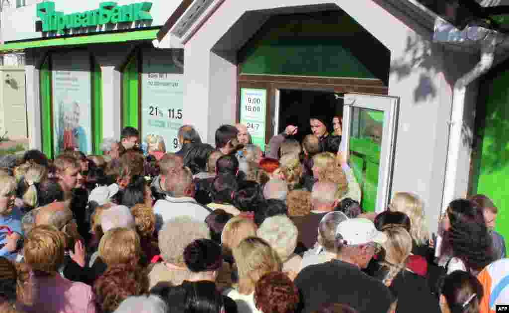 Люди в черзі до відділення «ПриватБанку» в Сімферополі, 23 квітня 2014 року