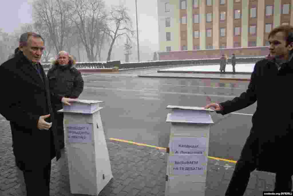 Вулічны пікет кампаніі «Гавары праўду» 9 сьнежня 2010 году каля прэзыдэнцкай адміністрацыі ў Менску. Уладзімер Някляеў выклікаў дзейнага прэзыдэнта на дэбаты.