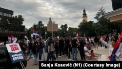 Okupljeni građani na skupu protiv antivladinih blokada, Vrbas, 23.8.2025. 