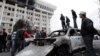 Люди стоят у здания Дома правительства. Бишкек, 8 апреля 2010 года. 