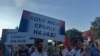 "Hoću moju Srbiju nazad" poruka je na transparentima koje nose pristalice vlasti, Vršac 20. avgust 2025.