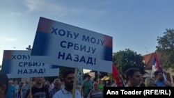 "Hoću moju Srbiju nazad" poruka je na transparentima koje nose pristalice vlasti, Vršac 20. avgust 2025.