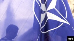 Прапор НАТО в центрі Тірани. 1 квітня 2009 року Албанія, разом із Хорватією, вступила до НАТО