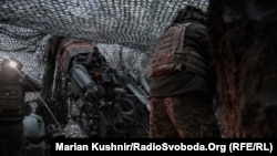Ukrainian soldiers operate an M777 howitzer.