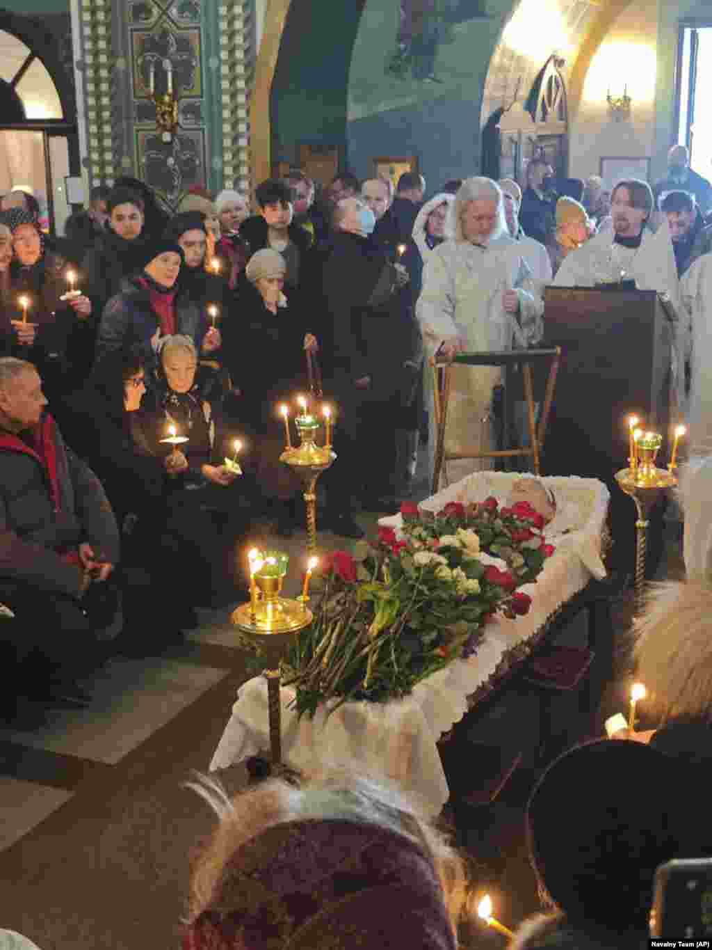 На гэтым фатаздымку, апублікаваным камандай Навальнага, сваякі і сябры палітыка разьвітваюцца, стоячы каля яго труны ў царкве іконы Божай Маці «Утоли моя печали», 1 сакавіка 2024 году 