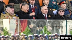 Vladimir Putin și Xi Jinping , urmărind parada de la Moscova, pe 9 mai 2025