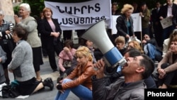 «Նաիրիտ»-ի աշխատակիցները բողոքի ակցիայի ժամանակ, արխիվ