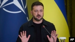 Говорячи про гарантії безпеки, Володимир Зеленський назвав різні можливі варіанти підтримки: військовими, розвідкою, фінансуванням, участю в розмінуванні