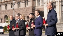 Отляво надясно: Полският премиер Доналд Туск, британският премиер Киър Стармър, украинската първа дама Олена Зеленска, украинският президент Володимир Зеленски, френският президент Еманюел Макрон и германският канцлер Фридрих Мерц пред Мемориала на загиналите в Киев на 10 май.