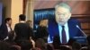 Журналисты следят за выступлением президента Казахстана Нурсултана Назарбаева на заседании правительства. Астана, 9 февраля 2018 года.