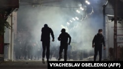 Протестувальники втікають від силовиків, які застосували сльозогінний газ під час сутичок з учасниками акцій, Бішкек, 5 жовтня 2020 року