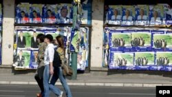 Bosnia-Herzegovina -- election posters in Sarajevo, 30Sep2006