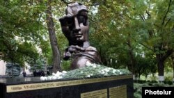 Монумент памяти жертв теракта «27 октября» в парке Национального собрания Армении
