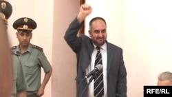 Հայաստան -- ԱԺ պատգամավոր Մյասնիկ Մալխասյանը ողջունում է դատարանի դահլիճում գտնվող իր աջակիցներին, 5-ը հունիսի, 2009 թ.