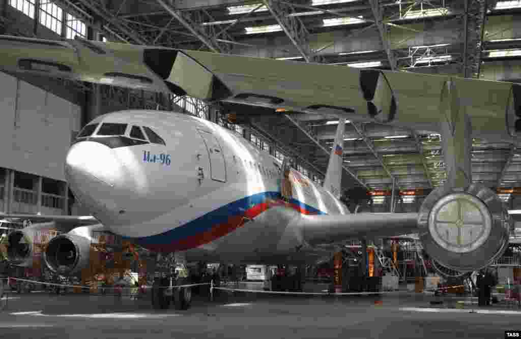Пассажирский самолет Ил-96-300, переданный в состав президентского авиаотряда, на воронежском авиационном заводе "ВАСО"
