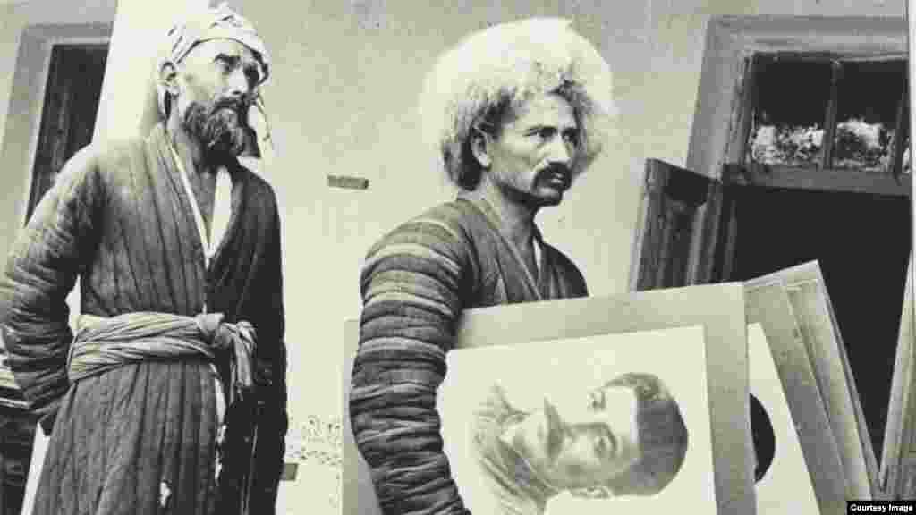 سړي د ستالین عکسونه په لاسونو کې نیولي دي. شورويانو د ازبکستان د شوروي ټولنیز جمهوریت کې اسلام په فعال ډول ځپلی او هڅه یې کړې وه چې سیاسي لیوالتیا د عقایدو ځایناستې کړي.
