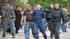 Сепаратисти ведуть чоловіка з зав'язаними очима, Донецьк, 5 травня 2014 року