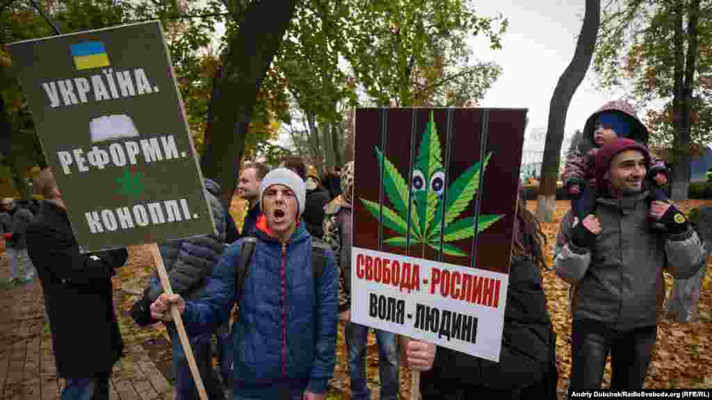 Учасники «Конопляного маршу свободи 2017» під час пікету біля міністерства охорони здоров’я. Київ, 28 жовтня 2017 року ПЕРЕГЛЯНУТИ ФОТОГАЛЕРЕЮ