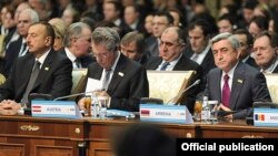 Kazakhstan -- Armenian Presidents Serzh Sarkisian (R) and Ilham Aliyev of Azerbaijan (L) attend the OSCE summit in Astana, 1Dec2010