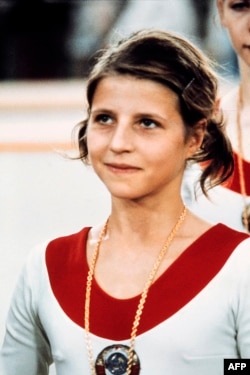 Ольга Корбут із золотою медаллю на Олімпіаді в Мюнхені, 1972 рік
