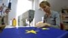 Šivenje zastave EU u jednoj radionici u Beogradu, 13. oktobar 2011