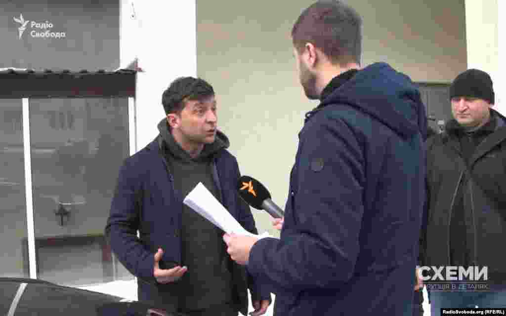 Владимир Зеленский разговаривает с журналистом программы "Схемы" Украинской службы Радио Свобода Максимом Савчуком, который провел расследование и обнаружил, что Зеленский занимается бизнесом в России (хотя он заверял, что закрыл российские проекты еще в 2014 году). Киев, 16 января 2019 года. Фрагмент этого разговора: – Мы обнаружили три компании, которые работают в России… – Ну и работайте с ними. Я с ними не работаю. – Нет-нет, там есть кипрская компания, основателем которой вы являетесь… – Я же ответил вам. Вас не интересует ответ, я вам еще раз говорю... – Вы говорите неправду, потому что кипрская компания, основателем которой вы являетесь… – Успехов вам.
