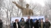 Лидеры казахстанской оппозиции проводят митинг с требованием отставки правительства. Алматы, 21 февраля 2009 года.