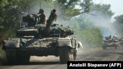 Українські військові їдуть на танках на Донбасі, 21 червня 2022 року (ілюстраційне фото)