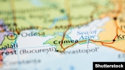 Раніше підконтрольний Росії голова Криму заявив, що півострів атакували щонайменше 11 дронів, і визнав влучання у склад боєприпасів у Джанкойському районі