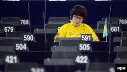 Europarlamentara letonă Sandra Kalniete din grupul creștin-democrat, purtînd un T-short ucrainean, în timpul recentelor dezbateri asupra crizei ruso-ucrainene