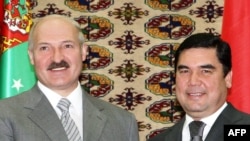 Lukaşenko mundan öň 2009-njy ýylyň iýun aýynda Aşgabatda bolup, prezident Berdimuhamedow bilen duşuşypdy we Saparmyrat Nyýazowyň guburyna zyýarat edip, gül goýupdy.