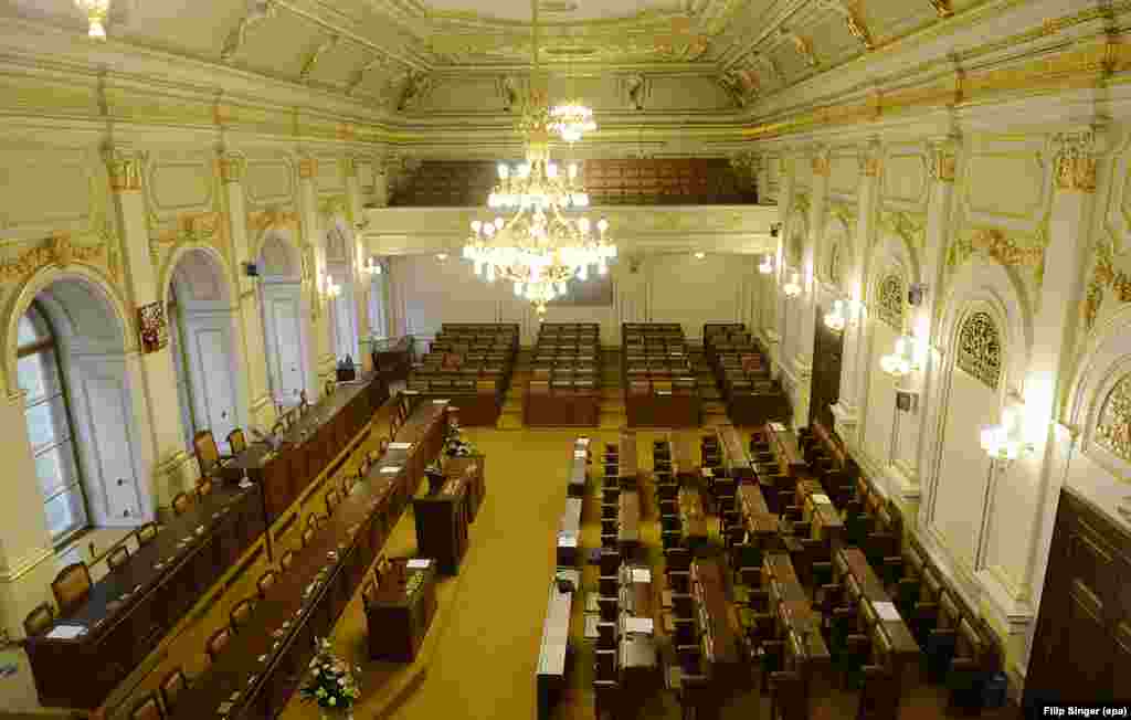 Sala goală a camerei inferioare din parlamentul ceh după votul de dizolvare a legislativului din 20 august, după ce guvernul interimar condus de A caretaker government led by Jiří Rusnok nu a obținut votul de încredere în 7 august.
