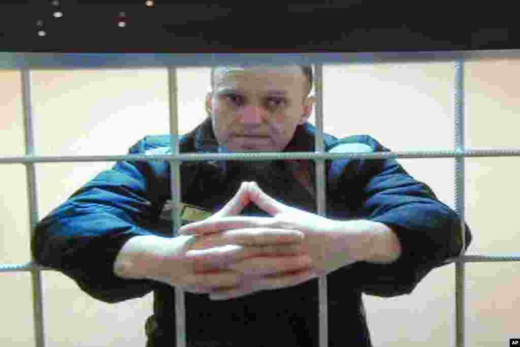 Алексей Навальный участвует по видеосвязи в одном из судебных заседаний в Москве 24 мая 2022 года. 