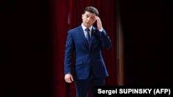Комік і кандидат на президентську посаду Володимир Зеленський у день зйомок для серіалу «Слуга народу», де він грає роль президента України Василя Голобородька. Київ, 6 березня 2019 року