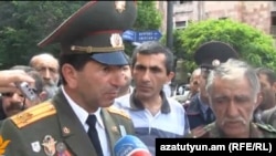 Վոլոդյա Ավետիսյանը բողոքի ցույցի ժամանակ, մայիս, 2013թ․