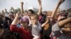 Уйгурские женщины проводят демонстрацию протеста. Урумчи, 7 июля 2009 года. 