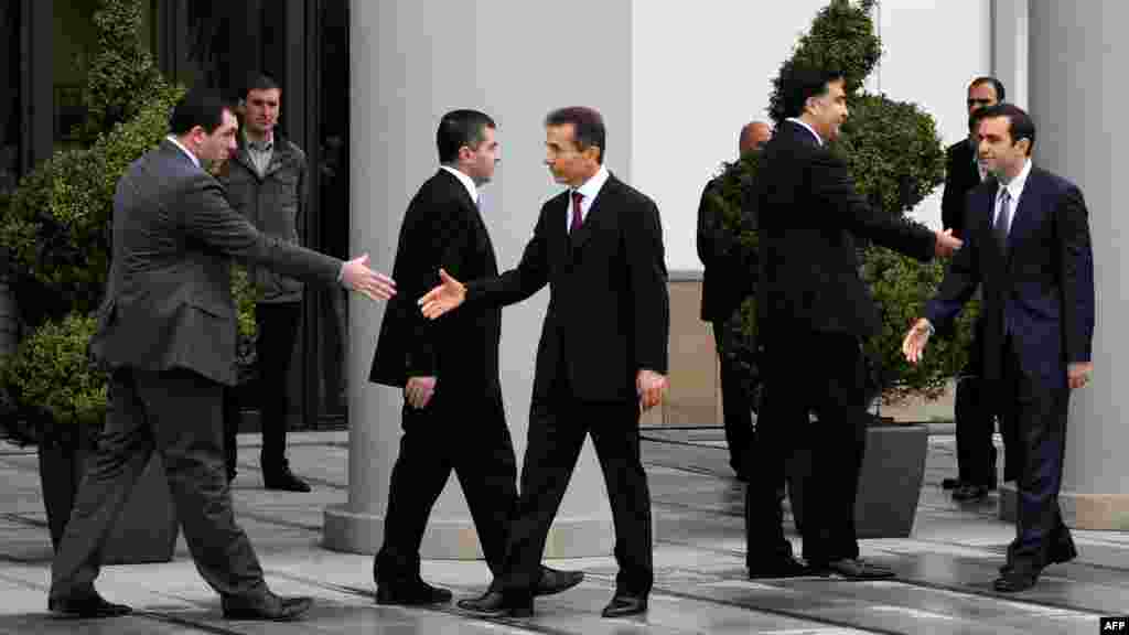 Gürcüstan prezidenti Mikheil Saakashvili (Mixail Saakaşvili) Prezident sarayında müxalifət nümayəndələrini qəbul edir. 9 oktyabr 2012
