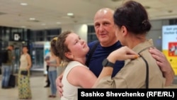 Уладзіслаў Есіпенка сустрэўся зь сям’ёй у аэрапорце Прагі