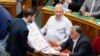 Megpróbálták átadni az új katatörvény ellen tüntetők petícióját a parlamentben Orbán Viktornak, de azt sem a miniszterelnök, sem Német Szilárd rezsibiztos nem vette át. A képen Tordai Bence, a Párbeszéd társelnöke mutatja a petíciót a miniszterelnöknek 2022. július 19-én.