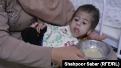 په هرات کې یو ماشوم د خوارځواکۍ کبله کبله په روغتون کې بستر شوی دی. 2022-07-13