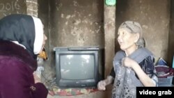 Namanganlik bloger Mansurbek uy qurib bergan ayol (chapda) u yordam berishni boshlagan ayolni (o‘ngda) yo‘qlab keldi. Mansurbek uz kanalida e’lon qilingan videodan kadr.