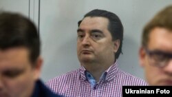 Ігор Гужва (у центрі) на засіданні суду в Києві, 24 червня 2017 року