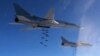 Стратэгічныя бамбавікі Ту-22м3 кідаюць бомбы на невядомы аб’ект у Сырыі. 18 лістапада 2015