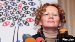 Глава наблюдательской миссии БДИПЧ/ОБСЕ Радмила Шекеринска на пресс-конференции в Ереване, 22 марта 2012 г.