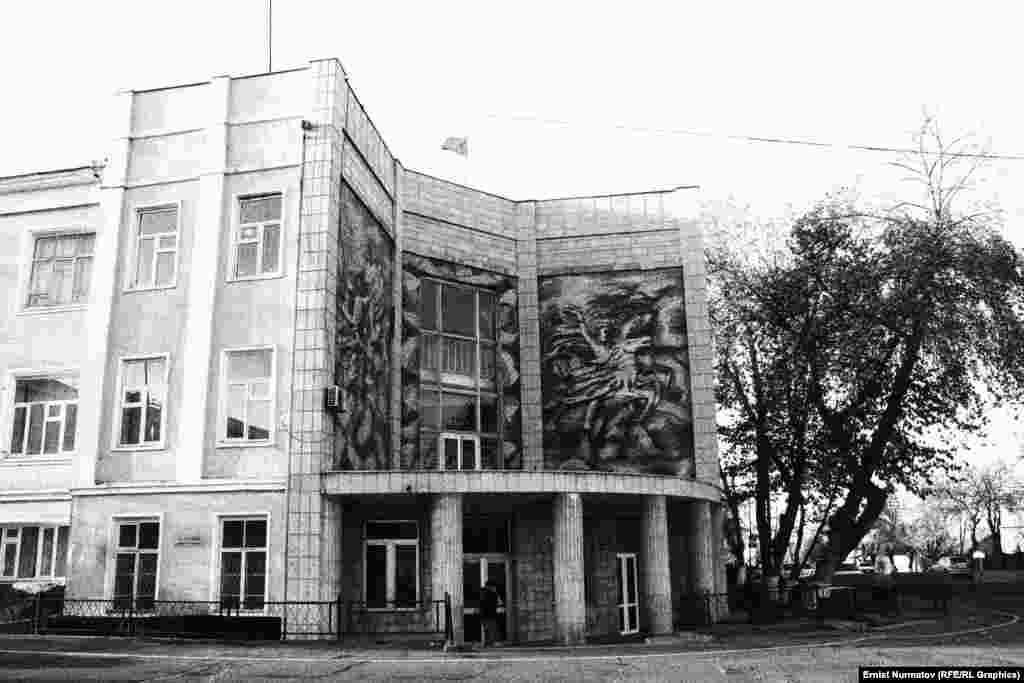 Ош шаардык курулуш колледжинин имараты, борбордук аянттын жанында жайгашкан. 
