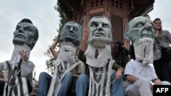Članovi nevladinih organizacija na performansu uoči izbora kako bi motivisali građane da glasaju i naprave političke promjene sa maskama sa likom Dragana Čovića, Harisa Silajdžića, Milorada Dodika i Sulejmana Tihića, Sarajevo 1. oktobar 2010. 