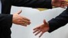 Лидерите на опозициските албански политички партии ДПА и НДП, Мендух Тачи и Руфи Османи.