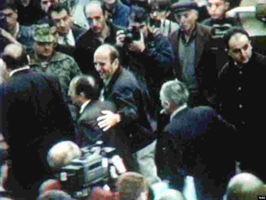 Televiziya kadrı - parlamentdə girov saxlananlar azad olunur. - Hücumçular parlamentdə 40 nəfəri girov götürmüşdülər. Amma oktyabrın 28-də hakimiyyətdən ədalətli məhkəmə haqqında vəd alandan sonra girovları azad etdilər.
