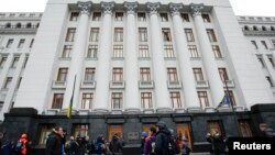 Protestatari și jurnaliști în fața sediului administrației prezidențiale de la Kiev, 22 februarie 2014.