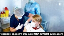 Медики мають заохочувати пацієнтів щепитися. Натомість деякі з них налаштовані радикально проти вакцинації